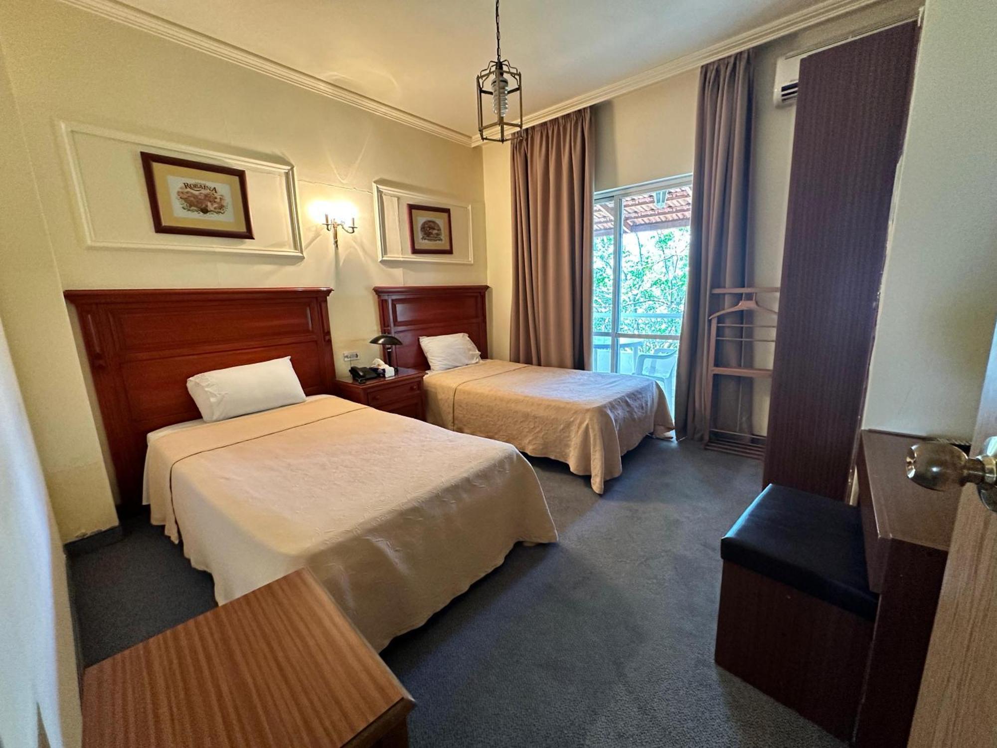 Le Crillon Hotell Brummana Exteriör bild