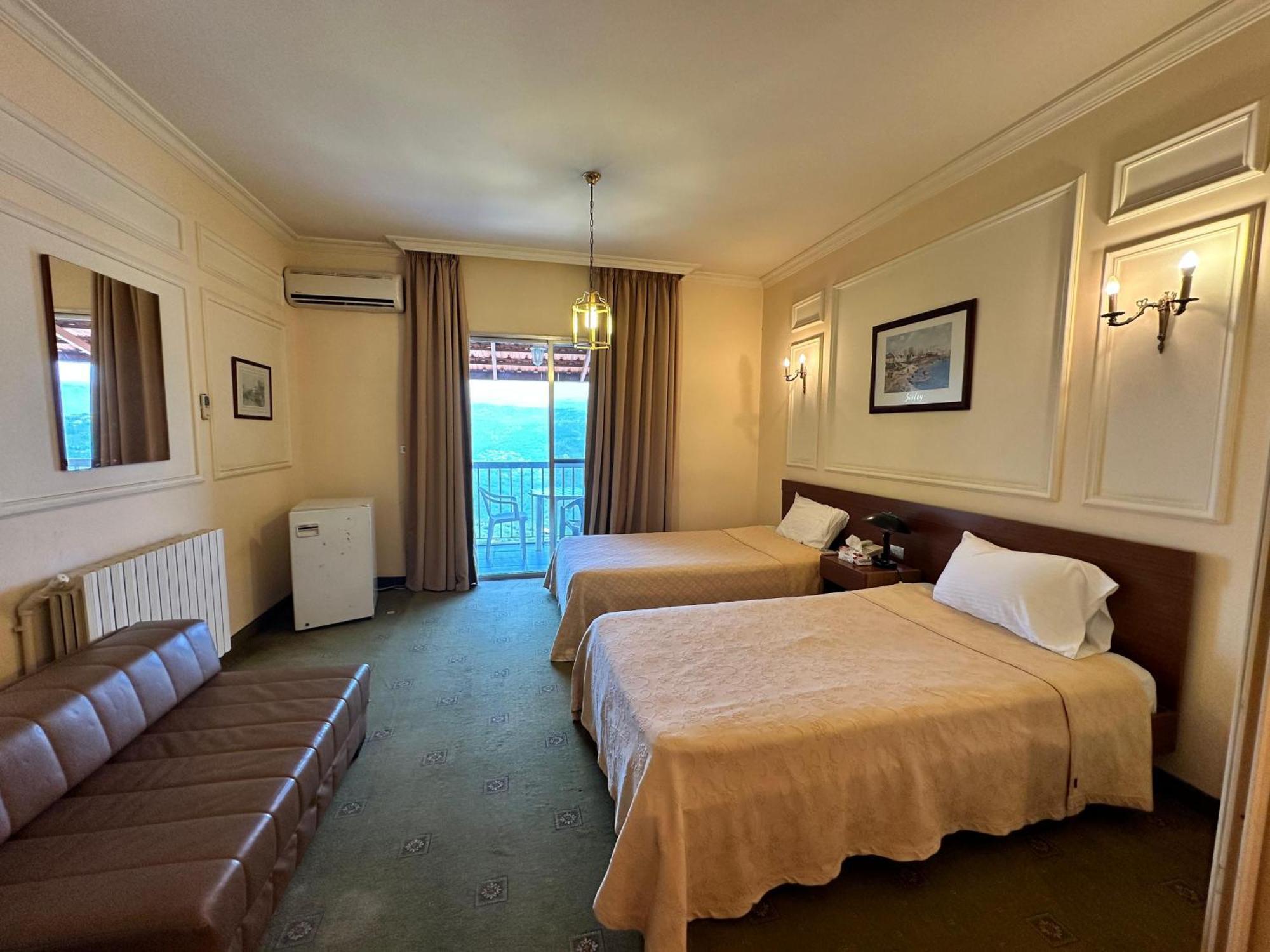 Le Crillon Hotell Brummana Exteriör bild