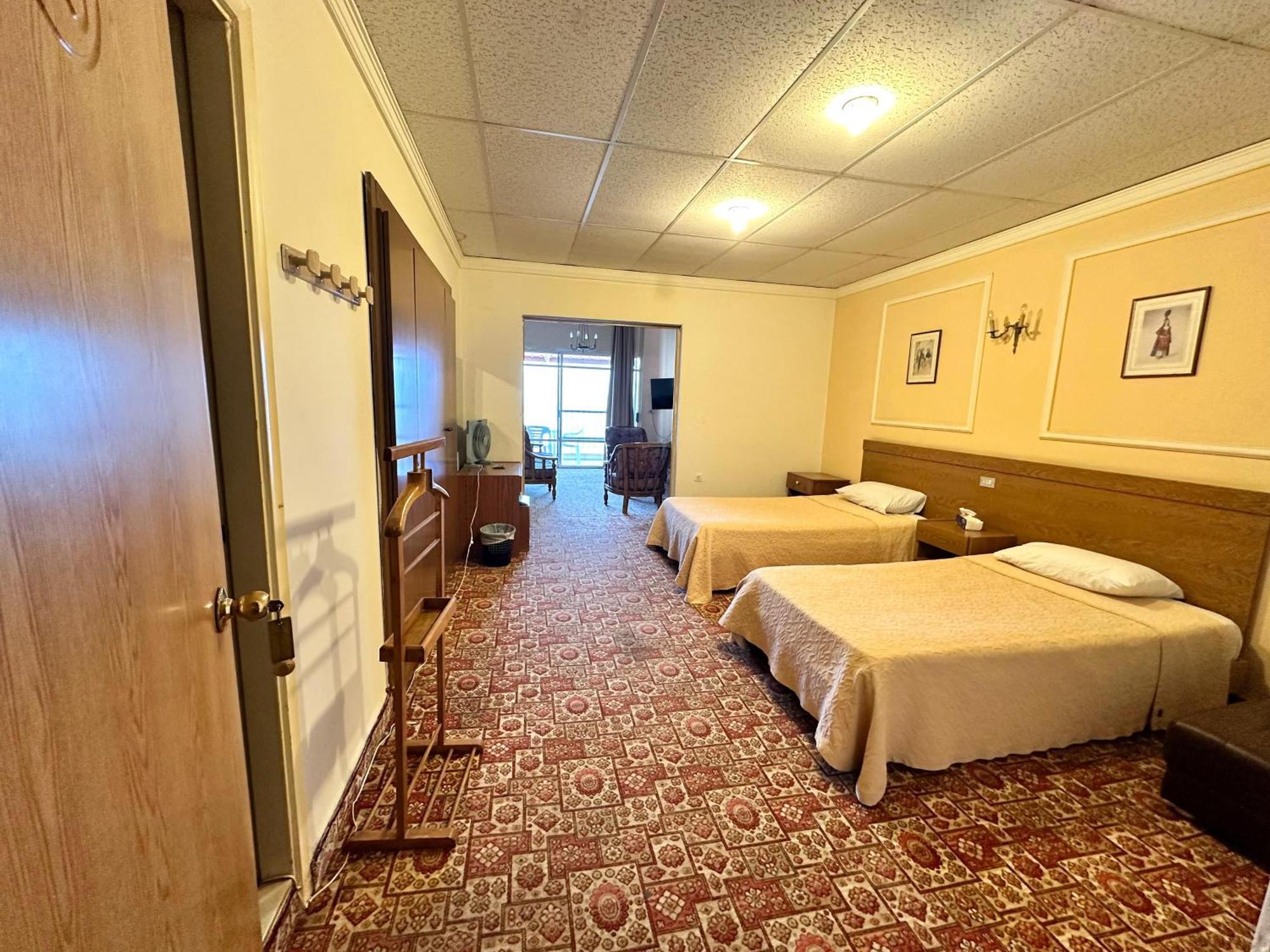 Le Crillon Hotell Brummana Exteriör bild