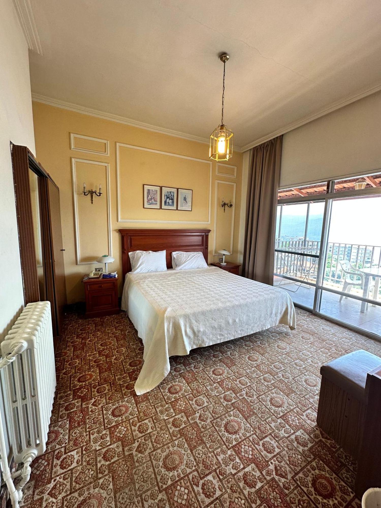 Le Crillon Hotell Brummana Exteriör bild