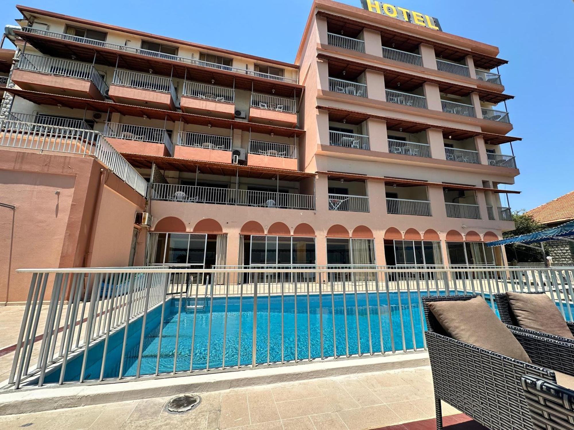 Le Crillon Hotell Brummana Exteriör bild