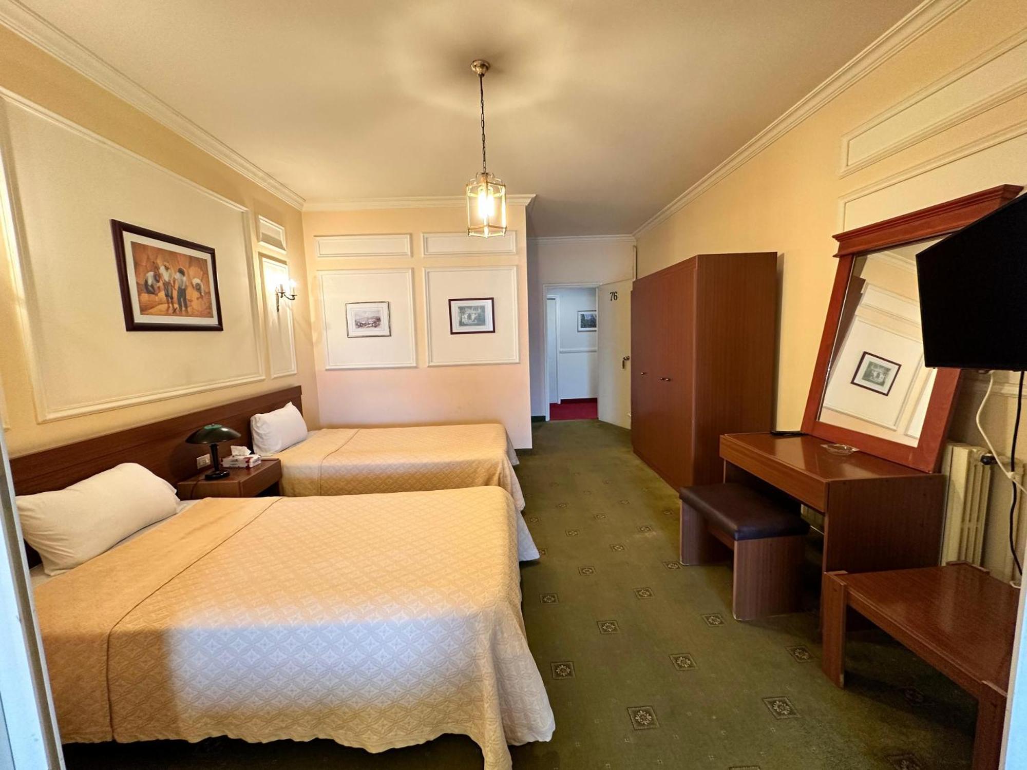 Le Crillon Hotell Brummana Exteriör bild
