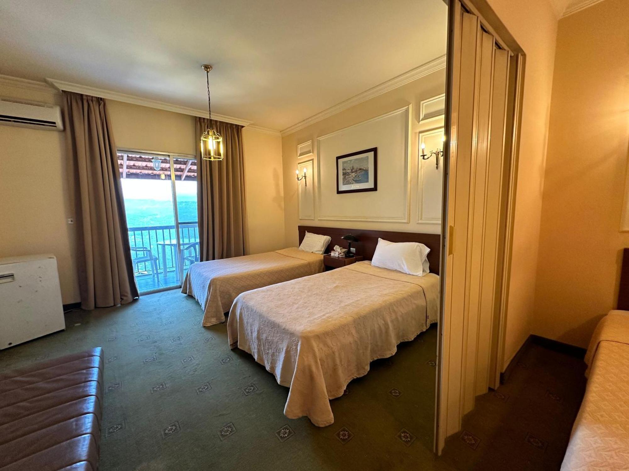 Le Crillon Hotell Brummana Exteriör bild